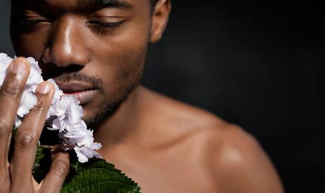 Anche agli uomini piacciono i fiori: le fragranze floreali sono la nuova tendenza della profumeria maschile