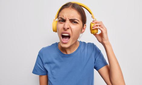 Perché le hit moderne sono sempre più “forti” e spesso più fastidiose?