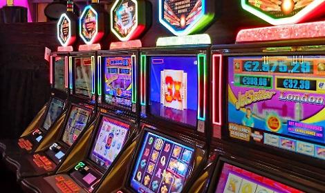 Verbania: perde tremila euro alle slot e chiama il 112 chiedendo aiuto