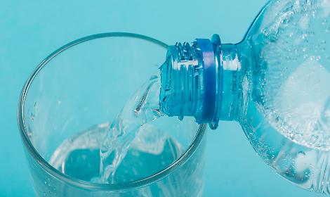 Perché le bottigliette d'acqua hanno la data di scadenza?
