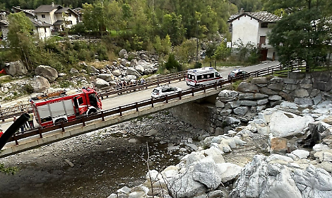 Tragedia in acqua, muore annegato nella cascata davanti al fratello