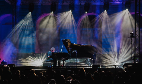Motta all'Hiroshima in piano solo