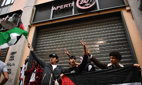 Corteo per la Palestina, i commercianti di via Madama abbassano le serrande: blindato il Carrefour FOTO