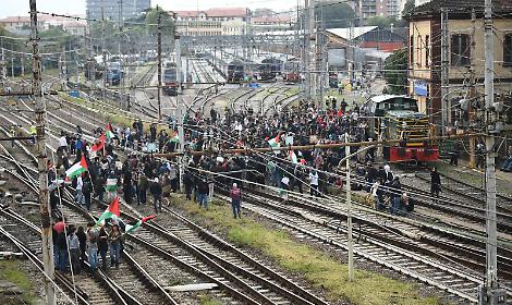 Corteo per Gaza, lo spezzone di Askatasuna occupa i binari VIDEO E FOTO
