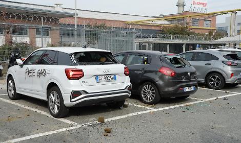 Torino, distrutte le auto dei lavoratori. Chi paga ora? LE FOTO