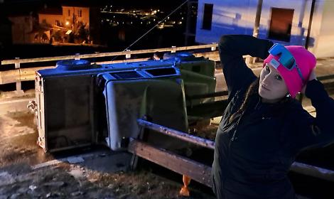 Asia, morta a 18 anni: fiori sul luogo dell'incidente VIDEO E FOTO