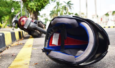 Moto contro furgone, nell'incidente muore un motociclista