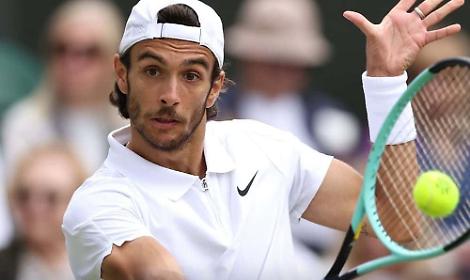 Lorenzo Musetti eliminato nei quarti a Bruxelles, Jannik Sinner pronto a un'altra sfida contro Carlos Alcaraz a Riyadh