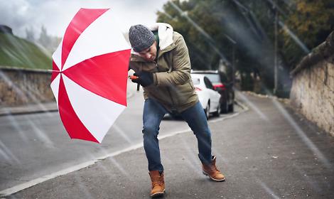 Meteo Piemonte, tempesta di vento sulle Alpi: raffiche oltre i 150 km/h
