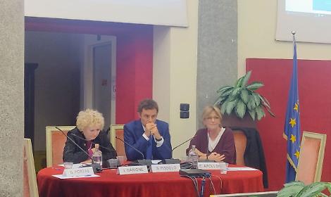 "Estremisti della moderazione": così il centro punta a riconquistare gli astensionisti