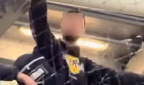 Vergogna al derby, tifoso Juve mima l'aereo che si schiantò a Superga