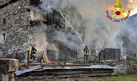 Novalesa, fiamme in un'abitazione, intervenute otto squadre dei pompieri