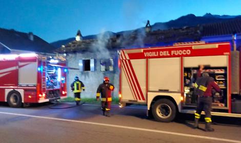 Chianocco, incendio in una casa, i vigili del fuoco al lavoro per ore