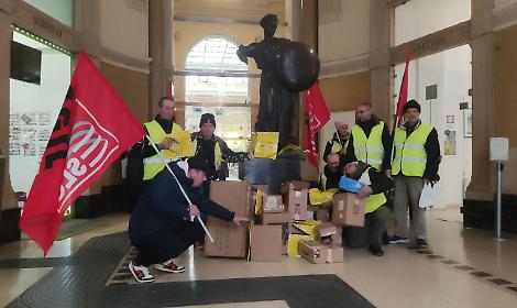 Postini in flashmob: "Ci hanno tirato pacco il Natale"