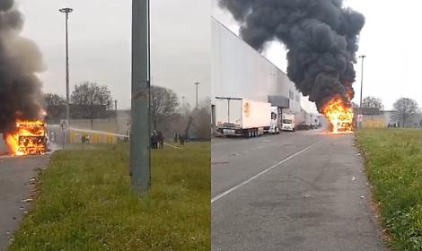 Camion in fiamme al Caat di Grugliasco, alta colonna di fumo visibile da tutta la zona