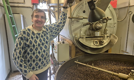 Maurizio Putto, 61 anni, nella torrefazione di Città Giardino