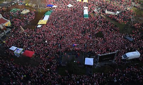 Torino si tinge di rosso per il Regina e i bimbi: quarantamila in piazza