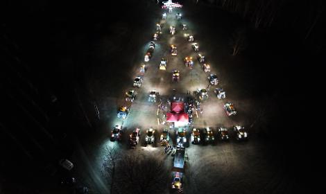 L&rsquo;albero di Natale pi&ugrave; grande del Piemonte &egrave; stato accesso a Priocca