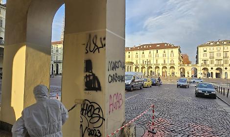 Piazza Vittorio pulita a met&agrave;: il Comune cancella i portici, ma restano i graffiti sulle facciate