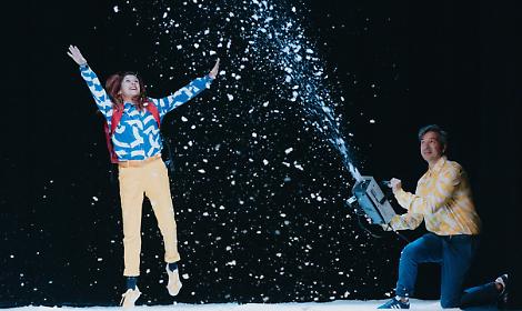 Alla ricerca della felicit&agrave;: un viaggio poetico tra sogno, gioco e colore