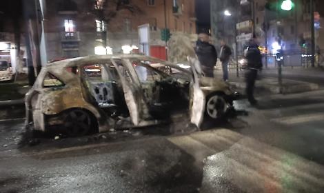 Auto in fiamme in corso Maroncelli: traffico rallentato, vigili del fuoco al lavoro