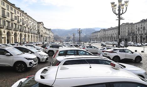 Caro carburante, i tassisti torinesi in affanno: &laquo;Costi su del 30%, ma le tariffe restano ferme&raquo;