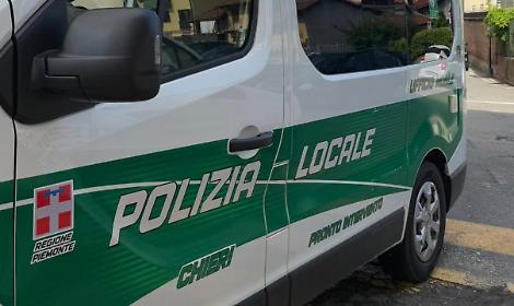 Auto fuori strada a Chieri, ferito lieve un uomo di 60 anni