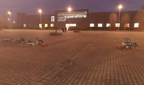 Moncalieri, bici del bike-sharing vandalizzate davanti all&rsquo;Esselunga: indignazione e appelli alle telecamere
