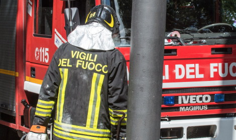 Fiamme sul tetto di una casa a Vezza d'Alba