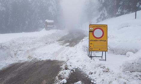 Colle di Tenda isolato: chiusa la statale per pericolo valanghe e treni bloccati da un albero