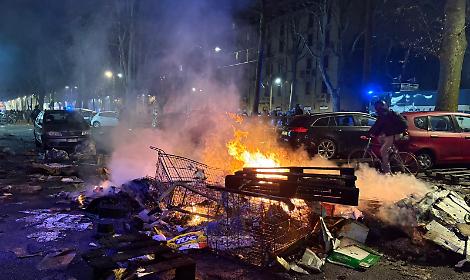 TORINO: SCONTRI E BOMBE CARTA DAVANTI AD ASKATASUNA -  VIDEO