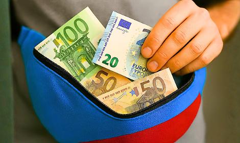 Trova un marsupio pieno di soldi e lo restituisce al proprietario