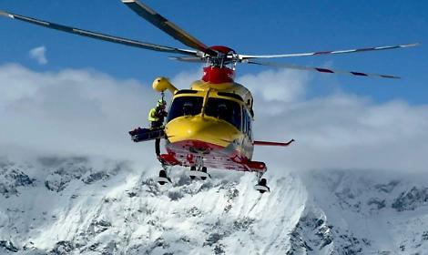 Cade nel crepaccio per salvare un alpinista, intrappolato da due giorni a 4mila metri