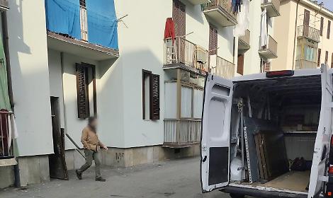 Continua la guerra ai nomadi abusivi in via Ghedini: sgomberato un appartamento