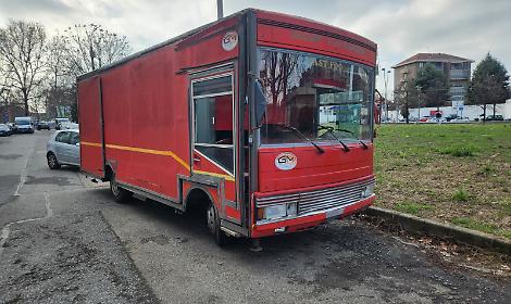 Piazza Derna, scopre il ladro nel suo furgone e lo accoltella alla testa