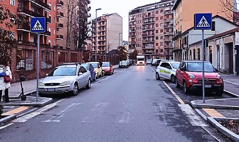Cartelli stradali al contrario e strisce pedonali cancellate in questa via di Torino