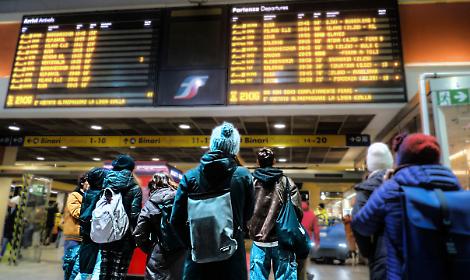 Sabotaggi sulle linee ferroviarie, a Torino Porta Nuova ritardi superiori ai 100 minuti