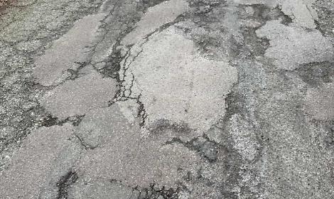 Strade colabrodo in collina...ma escluse dal piano riparazioni