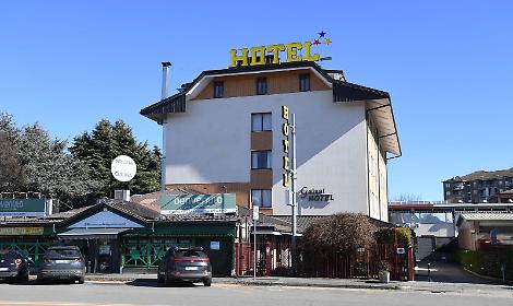 Tentato omicidio a Venaria Reale: pensionato aggredisce una cameriera con un coltello