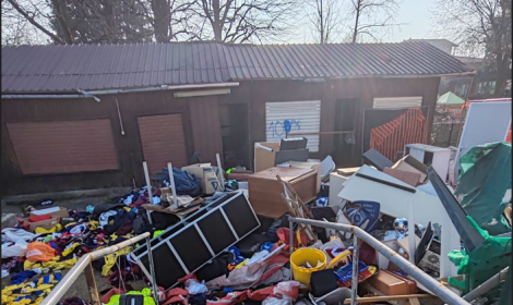 Rivoli, campi di via Orsiera tra degrado e feste abusive: scoppia la polemica politica