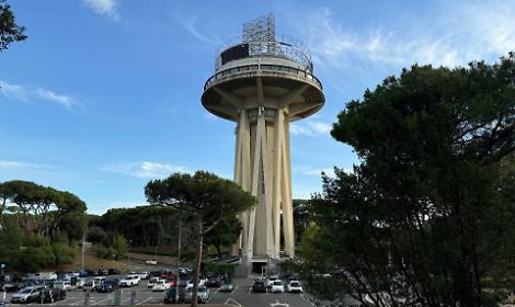 Cosa sono le torri a fungo che spuntano nelle citt&agrave;? Il mistero svelato