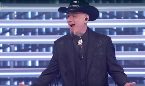 Finale di Sanremo: aperto il televoto. Ma si pensa anche alla guerra
