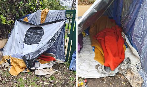 Tende e baracche, il giardino pubblico diventa un dormitorio