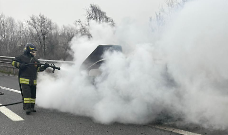 Tangenziale nord di Torino, auto in fiamme allo svincolo di Borgaro