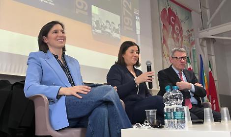 L'abbraccio prima di "passare all'attacco": l'incontro Schlein e Landini