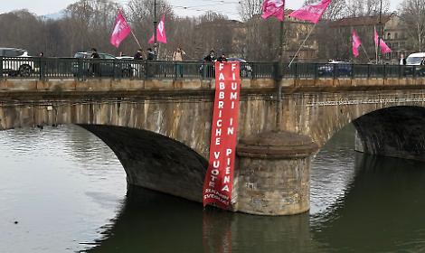 Torino, striscione sul Po di Fridays For Future: &laquo;Fabbriche vuote e fiumi in piena, Elkann sveglia&raquo;