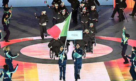 Bebe Vio accende il braciere: all'Arena di Verona inaugurate le Paralimpiadi tra festa e boicottaggi