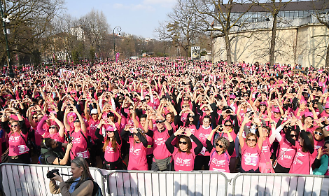 Da Torino a Parigi, corre la solidariet&agrave;: cos&igrave; "Just The Woman I Am" diventa internazionale