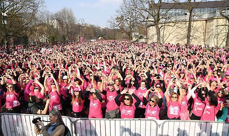 Un fiume di rosa: record di torinesi in corsa per la lotta al cancro