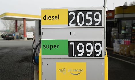 Il petrolio vola a 99 dollari al barile, pronto il ricorso alle riserve strategiche